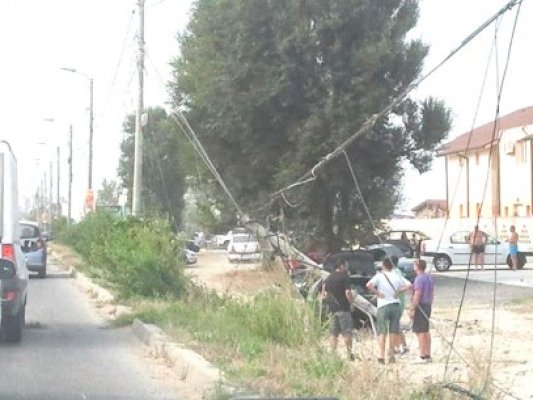 Un bărbat a distrus un stâlp de electricitate de pe marginea drumului şi a avariat 3 maşini parcate